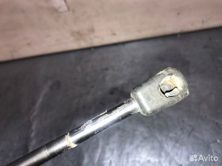 Амортизатор багажника задний левый Renault Sandero