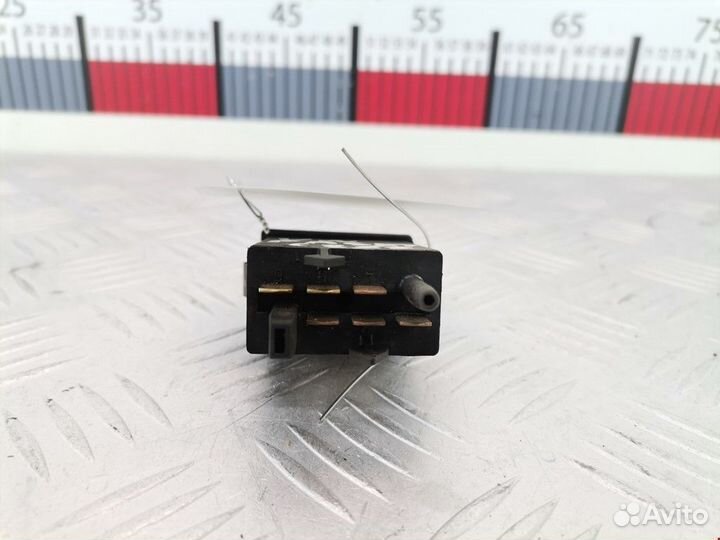 Кнопка обогрева заднего стекла Volkswagen Passat