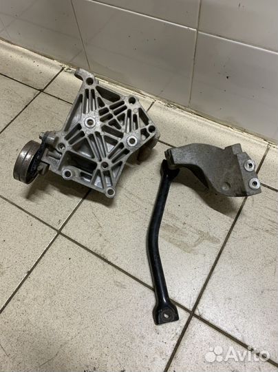 Кронштейн на nissan almera n16