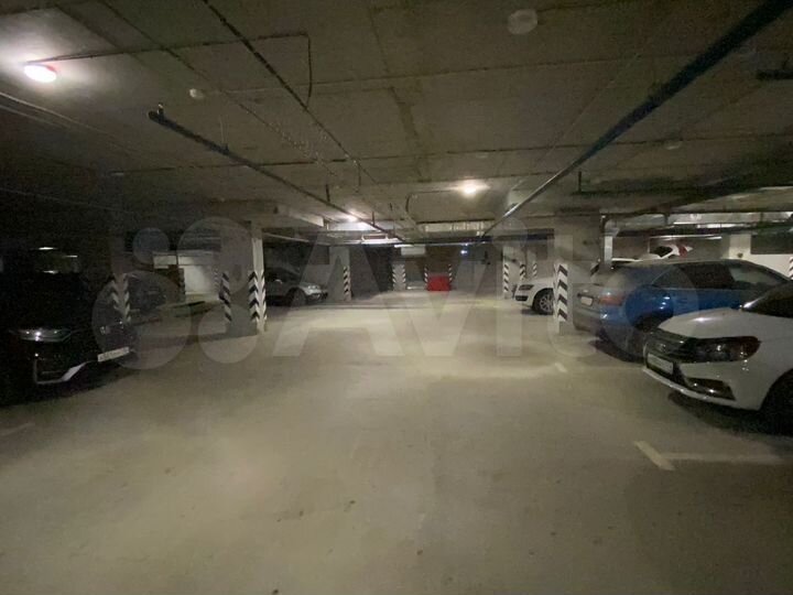 Машиноместо, > 30 м²