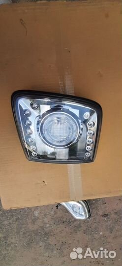 Фонарь правый nissan Patrol Y62 в крышку багажника