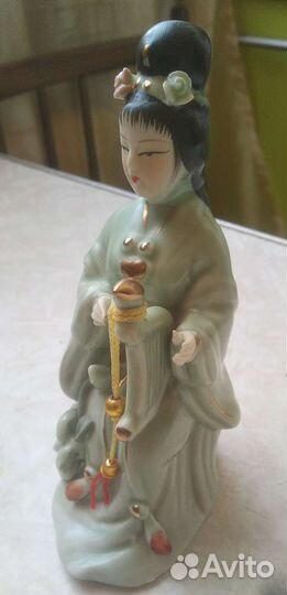 Статуетка японка