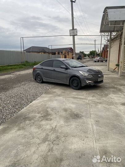 Hyundai Solaris 1.4 AT, 2015, битый, 280 000 км