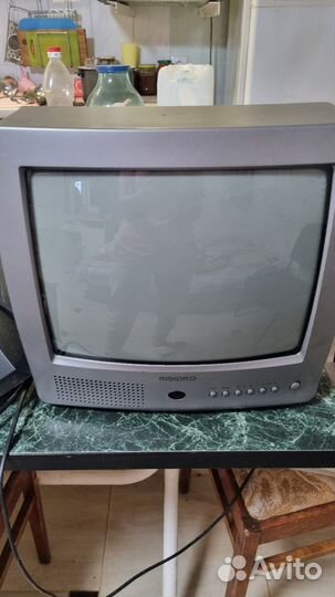 Телевизор бу маленький и кронштейн к нему