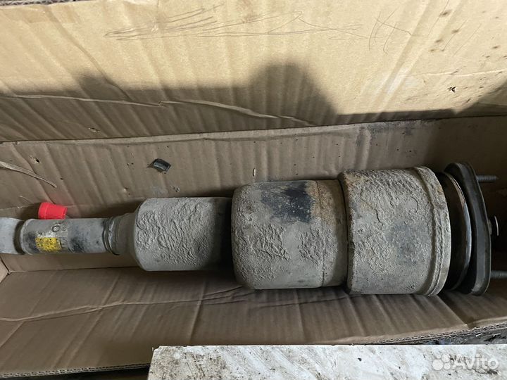 Пневмостойка правая ls460