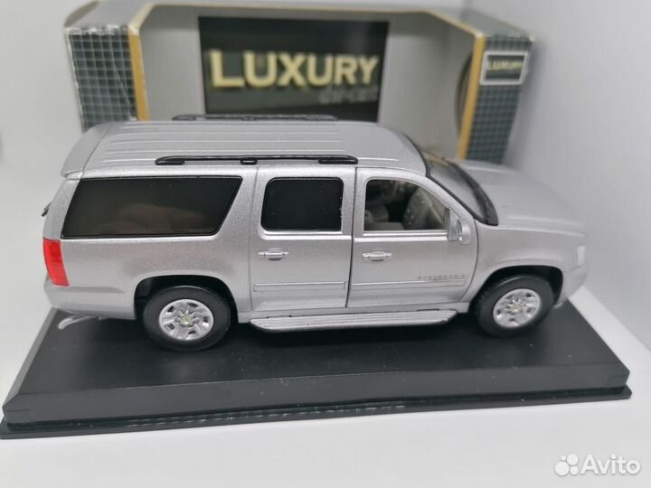 1 43 Chevrolet Suburban