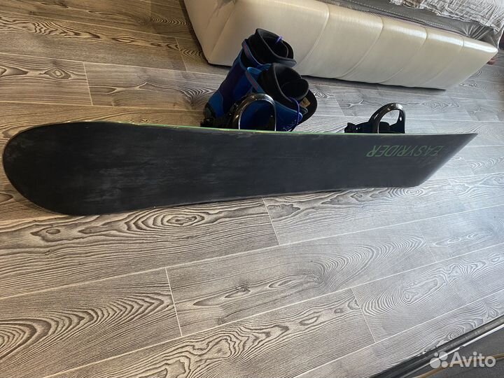 Сноуборд с креплениями и ботинками