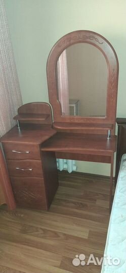 Туалетный столик с зеркалом