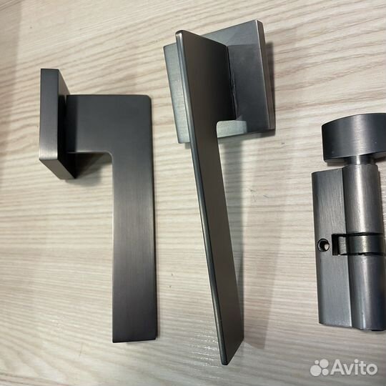 Дверная ручка с замком-заверткой