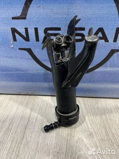 Форсунка омывателя Nissan note E11 Лев