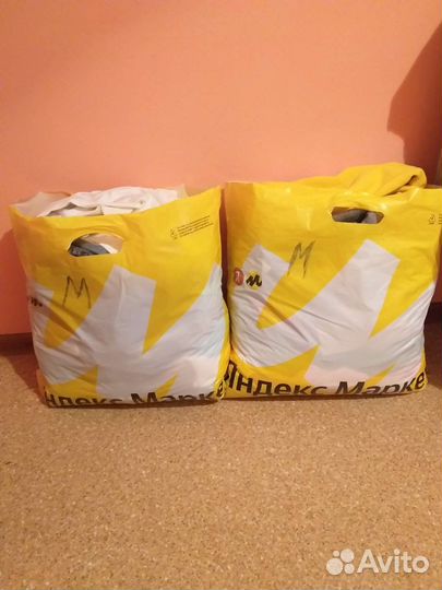 Два пакеты одежды м