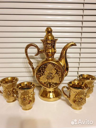 Чашки и кофейник