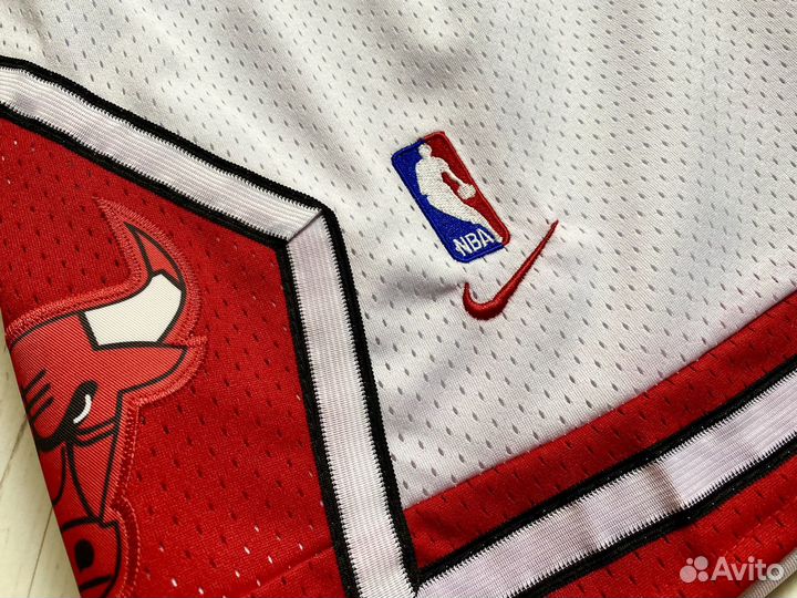 Баскетбольные шорты Chicago Bulls белые