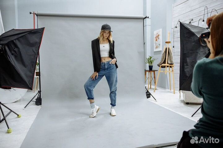Начинающая фотомодель в продакшн