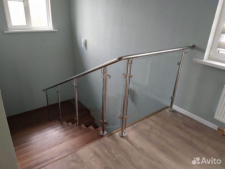 Перила из стекла в дом
