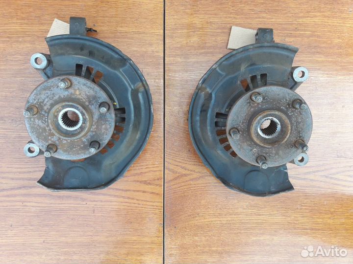 Поворотный кулак Toyota Avensis Verso