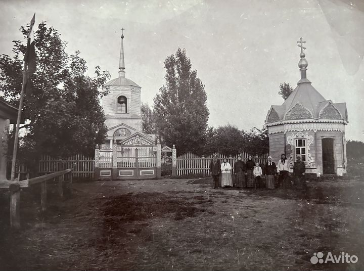 Фотография церкви с паломниками