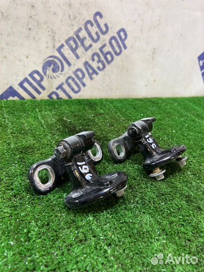 Петля двери задняя правая Volvo S40 седан 2.4