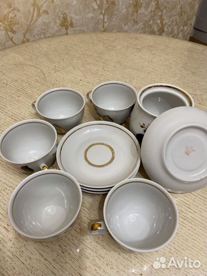 Чайные чашки и сахарница