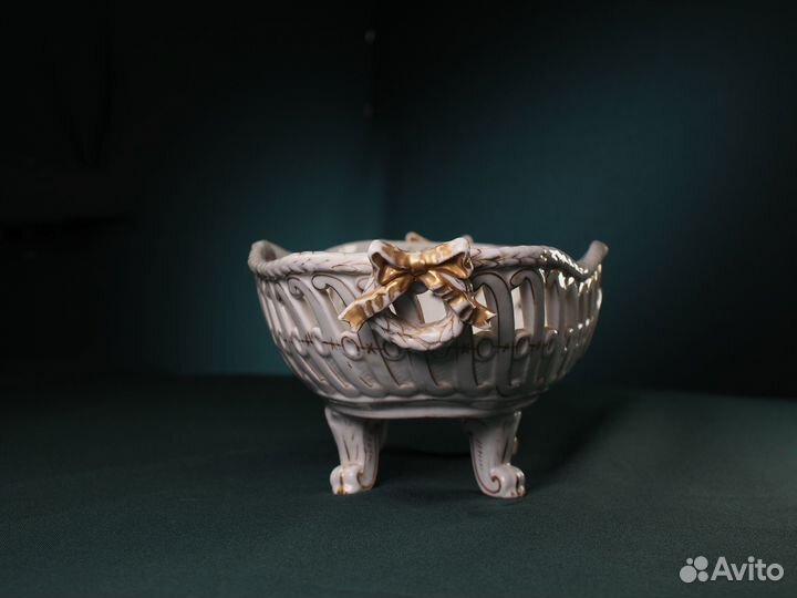 Фарфоровая ваза-сухарница. Европа