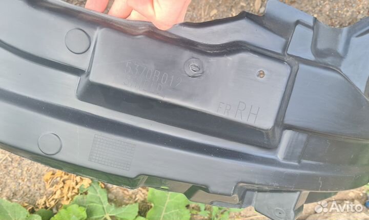 Подкрылок передний Mitsubishi Outlander 3