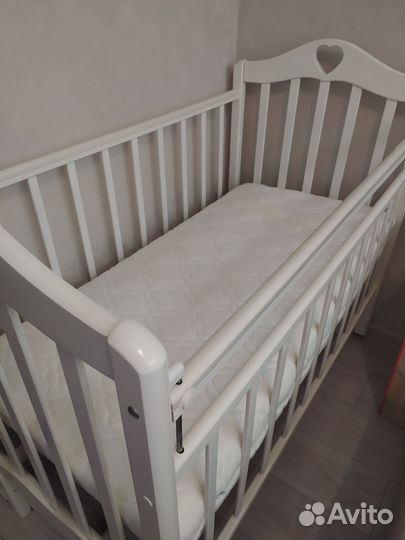 Детская кроватка с маятником белая