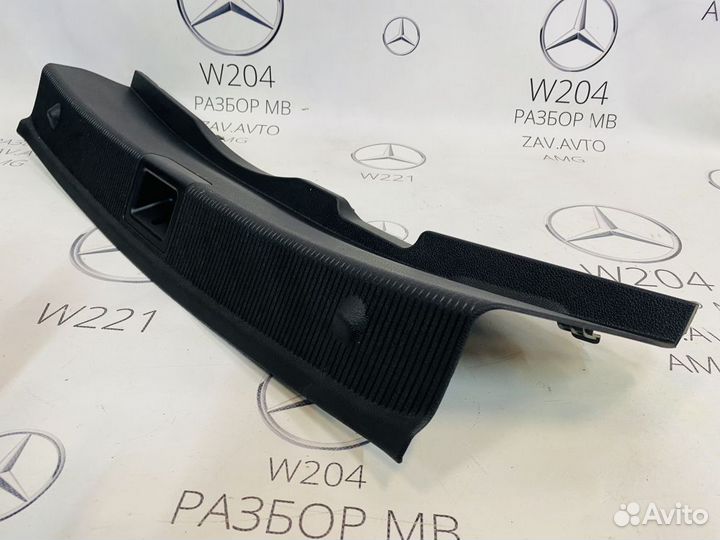 Кожух замка багажника Mercedes W204