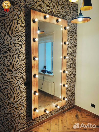 Гримерное зеркало с лампочками