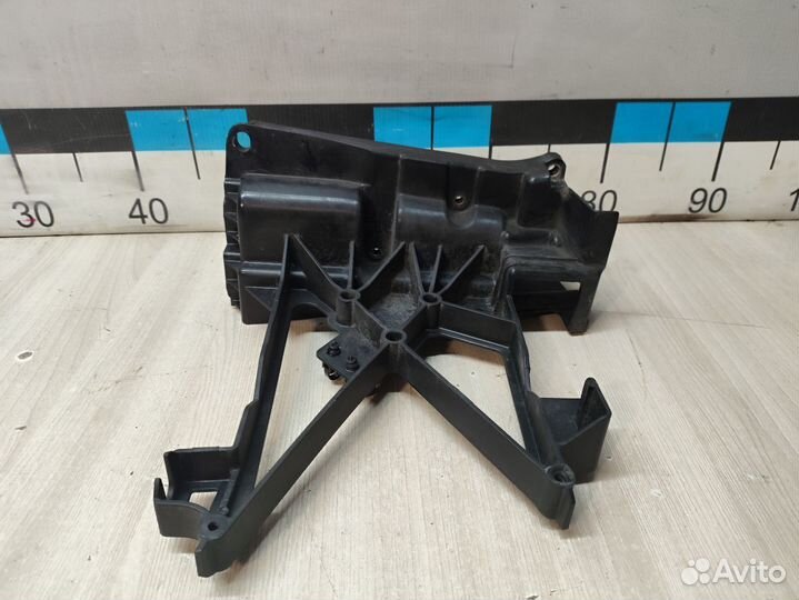 Б/У Кронштейн замка капота правый Mercedes #002