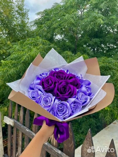 Букет из атласных роз и бабочек