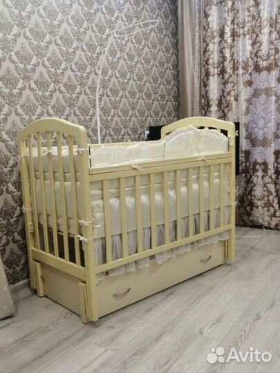 Детская кроватка с маятником и ящиком