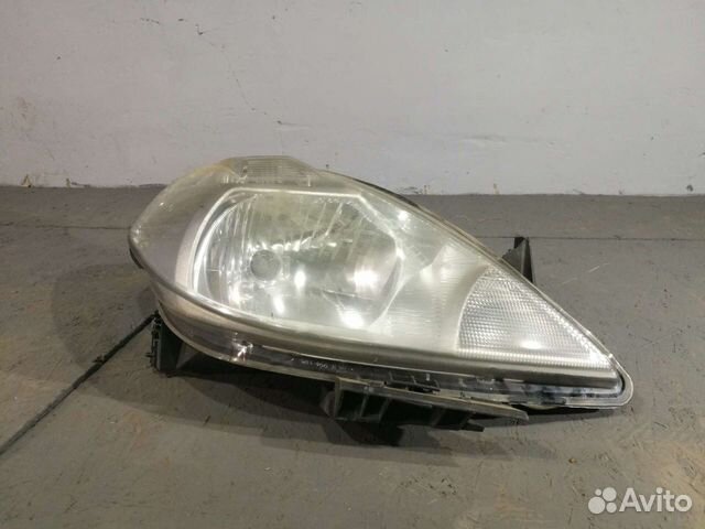 Фара Nissan Tiida