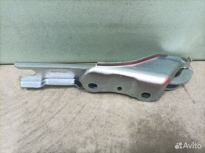 Петля капота левая Skoda Rapid 2012