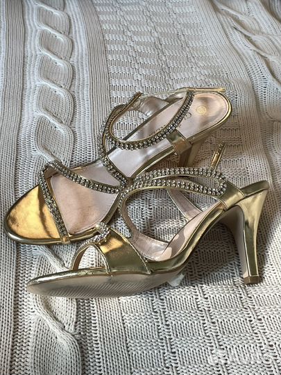 Золотые босоножки со стразами 39