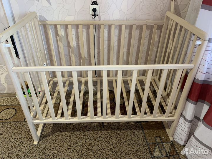 Детская кроватка с маятником