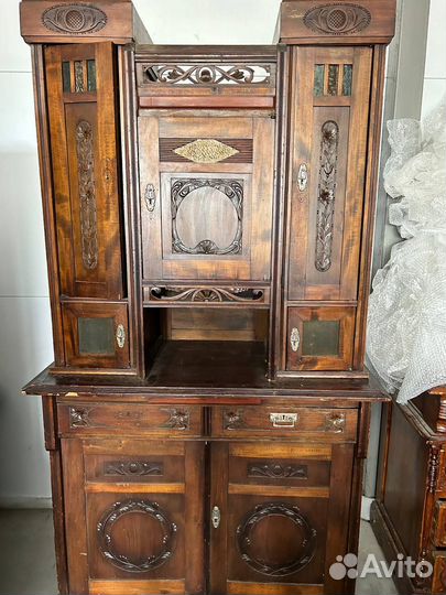 Старинный антикварный шкаф буфет