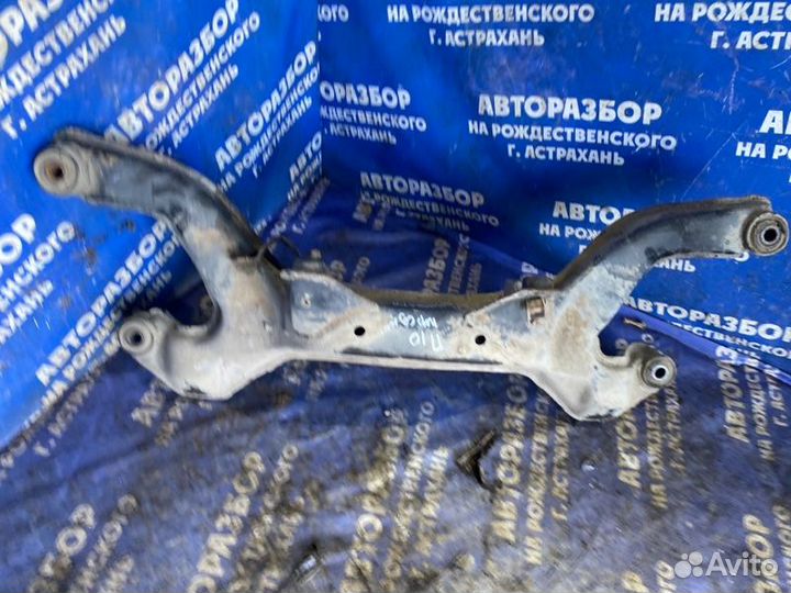 Передний подрамник Nissan Primera P10 седан 1993