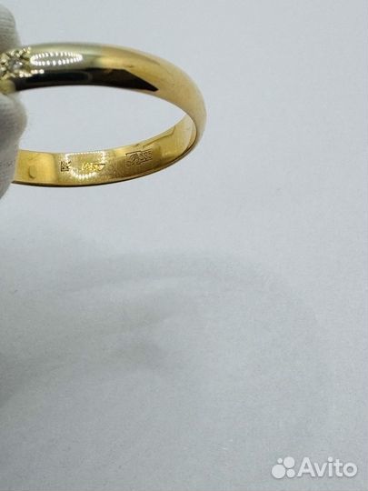 Золотое обручальное кольцо с камнем 19,5р