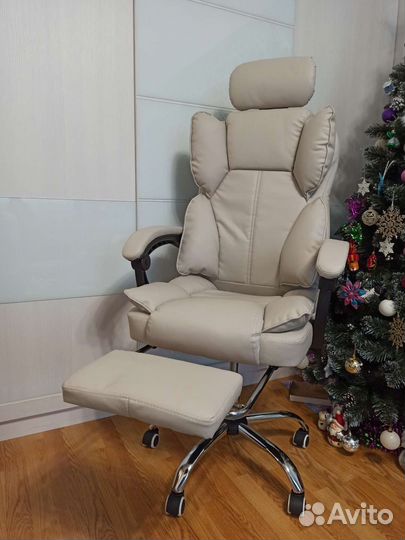 Офисное кресло с подставкой для ног