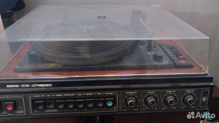 Проигрыватель виниловых пластинок с колонками