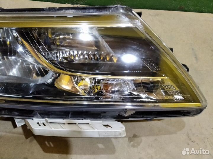 Фара правая Nissan Pathfinder R52