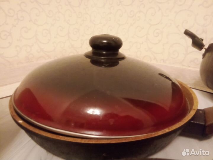 Гора посуды- (сковородки, тарелки, приборы, доски)