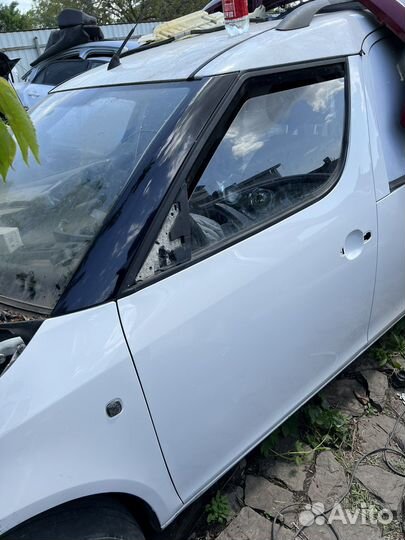 Левая передняя дверь Skoda fabia praktik