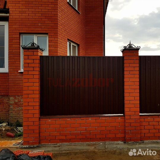 Забор из кирпича и профнастила в Богородицке