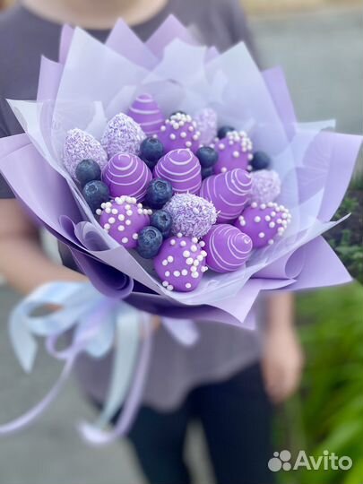 Букеты из цветов и ягод, клубника в шоколаде