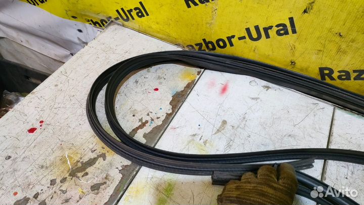 Уплотнители дверей верхние пара Форд Эскейп 1