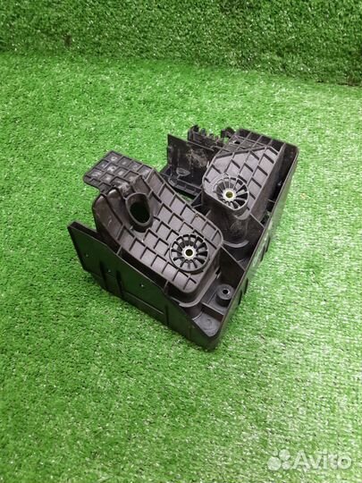 Кронштейн блока предохранителей WV passat b7