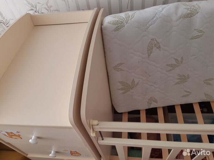 Детская кроватка с маятником