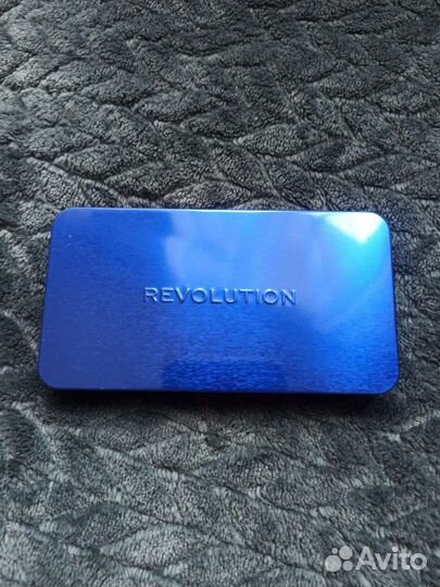 Палетка теней makeup revolution