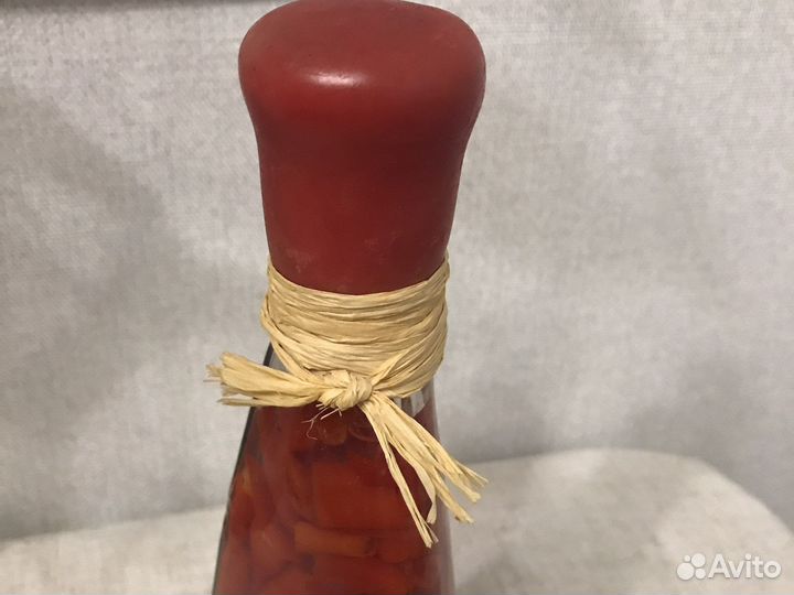 Декоративная бутылка с перцем